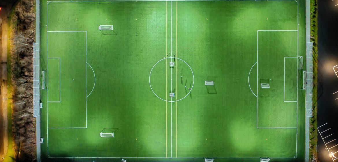 Dronefotografi af FIF boldbane