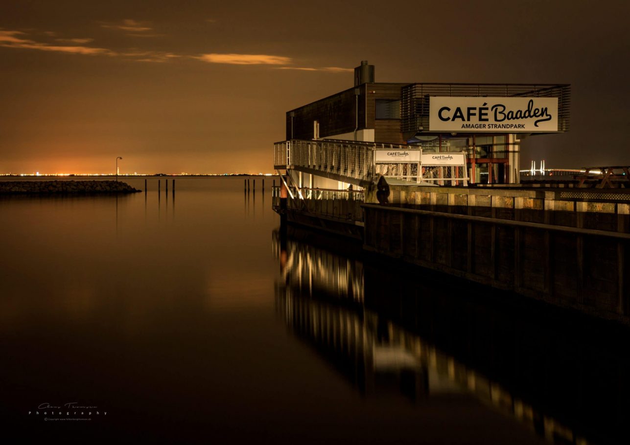Langtidseksponeret fotografi af Café Baaden ved Amager Strandpark.