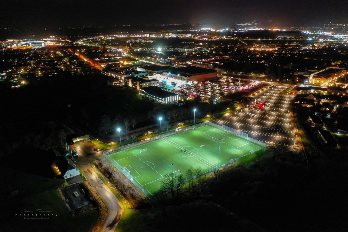 Langtidseksponeret dronefotografi af Frederiksborg Centret i Hillerød.