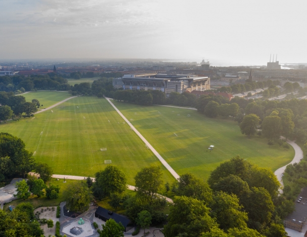 Dronefotografi af Fælledparken med Parken i baggrunden.