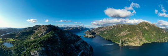 Luftfotografi af indsejlingen til Lysefjorden i Norge